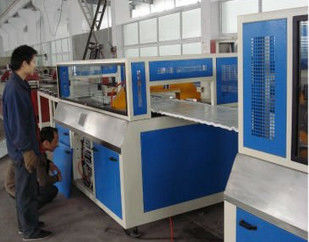 Dua Sekrup Plastik Dewan Line Produksi WPC PVC Konstruksi Shuttering Board