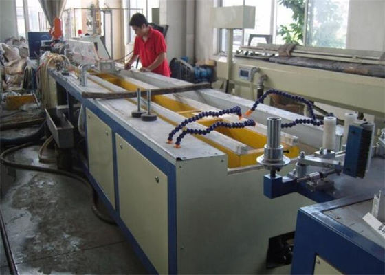 Harga yang bagus PP PE PS Plastik Garis Ekstrusi Profil, Mesin Pembuatan Profil Luar Ruangan Untuk Decking on line