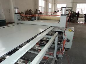 Harga yang bagus Lini Produksi Papan Konstruksi WPC Tiga Lapisan Untuk Ekstrusi Bekisting PVC WPC on line