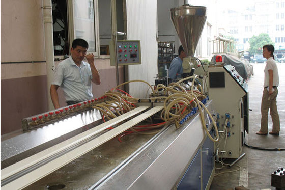 Harga yang bagus Automatic Double screw WPC Profile Jalur Produksi Jendela Dan Pembuatan Profil Pintu on line