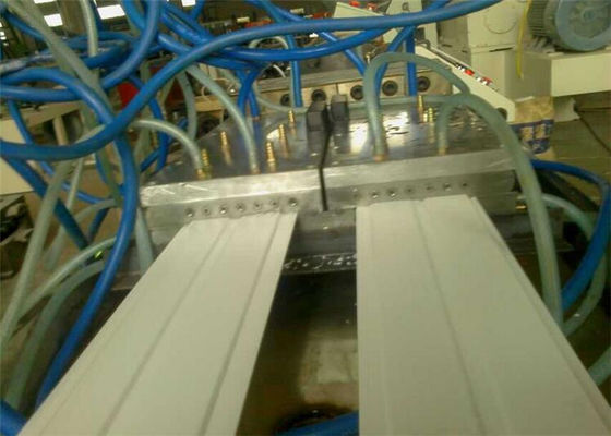 Harga yang bagus Jalur Ekstrusi Profil Plastik PVC WPC Sepenuhnya Otomatis Untuk Produksi Pintu / Jendela on line