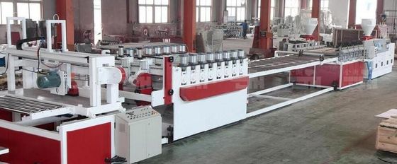 Harga yang bagus Mesin Papan Busa WPC Multilayer dengan Temperatur Kontrol Motor / Omron Siemens on line