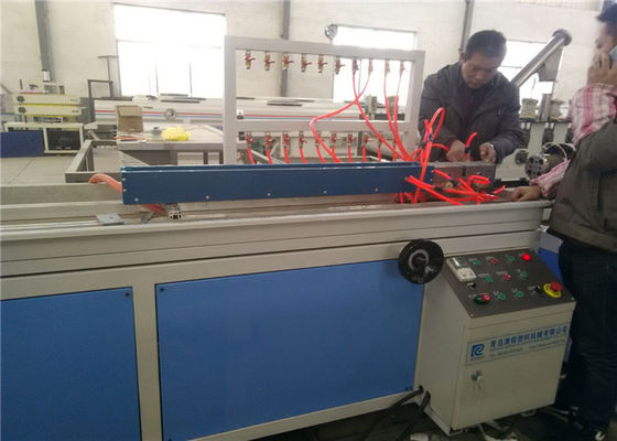 Harga yang bagus Double Screw 100kg / H PVC WPC Door Profile Extrusion Line on line