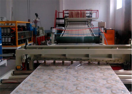 Harga yang bagus Efisiensi tinggi PVC Ceiling Dekorasi Panel Lembar Garis Ekstrusi, PVC Dekorasi Dewan Membuat Mesin Dengan Twin Screw on line