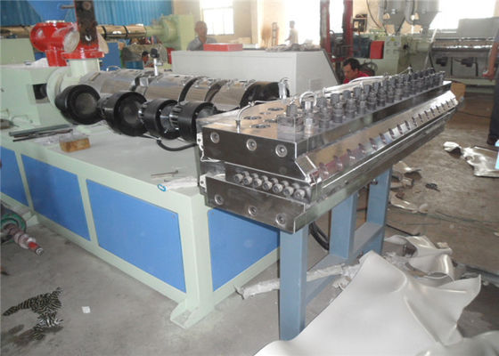 Harga yang bagus Lini Produksi Papan WPC Dengan Twin-Screw Extruder / T-Die Head Dan Peralatan Hilir on line