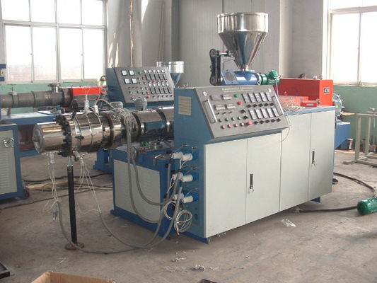 Harga yang bagus PVC lembut dikepang selang membuat mesin, lini produksi pipa PVC plastik on line