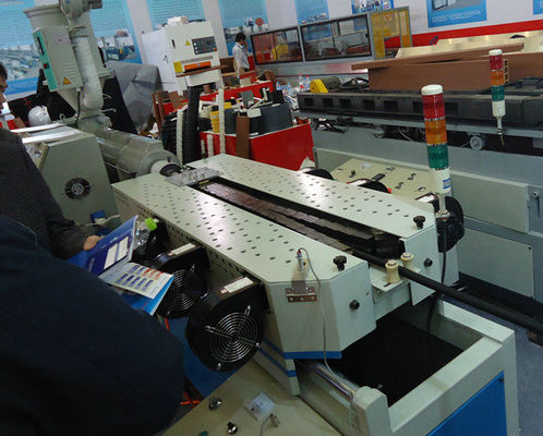 Harga yang bagus PVC Single Wall Line Produksi Pipa Bergelombang Dengan 300kg / jam on line