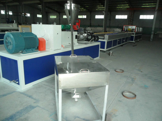 Harga yang bagus Desain Sekrup Kembar Plastik WPC PVC Garis Ekstrusi Profil Untuk Pagar Lantai Penghiasan on line