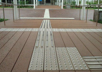 Harga yang bagus WPC PVC Outdoor Floor Profile Machine Lini produksi WPC Profile dengan WPC Skirting Machine on line