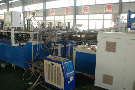 Harga yang bagus Tiga Lapisan PVC Foam Board Mesin Multi-Layer Foam Sheet Extruder on line
