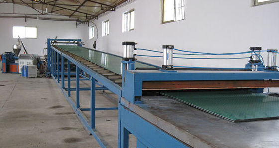 Harga yang bagus Lini produksi papan plastik PVC WPC, mesin pembuat papan PVC keluaran tinggi on line