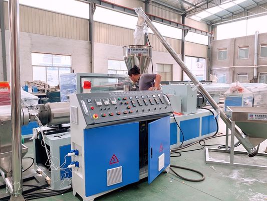 Harga yang bagus 40k / H Dua Sekrup PVC WPC Conical Twin Screw Extruder on line
