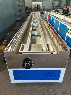 Harga yang bagus Mesin Extruder Profil PVC, Mesin Ekstrusi Profil Plastik PVC WPC Dengan Twin Screw Extruder, Mesin Profil Pintu on line