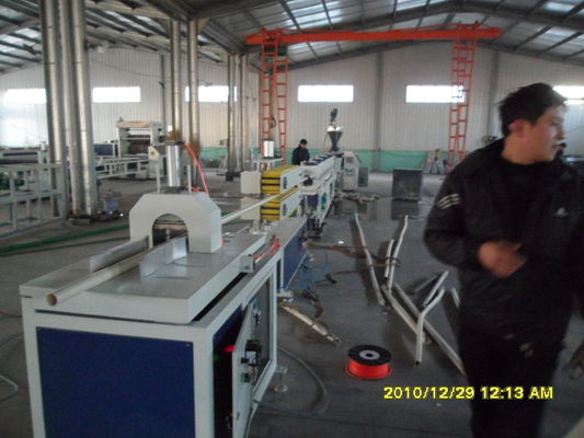 Harga yang bagus Single Screw HDPE Plastik Pipa Ekstrusi Baris 220v / 380v Torsi Putar Tinggi on line