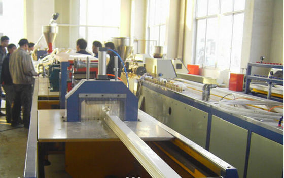 Harga yang bagus Garis Ekstrusi Profil Plastik WPC Pavilion Luar Ruangan, Mesin Profil Papan on line