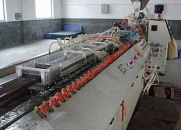 Harga yang bagus Otomatis PVC WPC PP PE Plastik Garis Ekstrusi Profil / Plastik Profil Tanaman on line