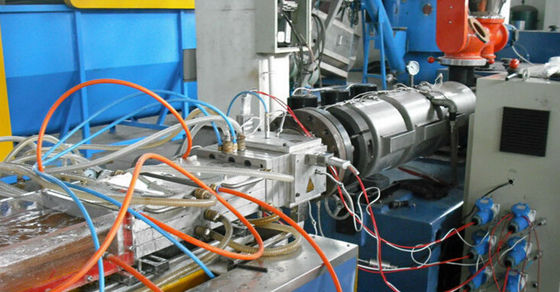Harga yang bagus Twin Screw Extruder Line Ekstrusi Profil Plastik PVC Kecil Untuk Penyisipan Dinding Pojok on line