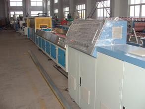 Harga yang bagus Lini Produksi Profil WPC Plastik Pallet on line
